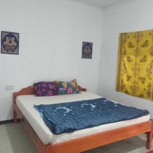 En eller flere senge i et værelse på Happy Homestay - Local Vibe