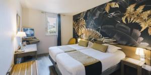 Logis Hôtel la Grassinais Saint-Malo客房内的一张或多张床位