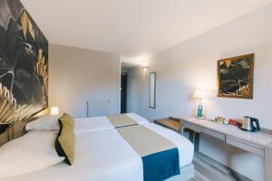 Logis Hôtel la Grassinais Saint-Malo客房内的一张或多张床位