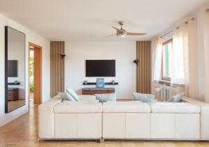 Телевизор и/или развлекательный центр в Ferienhaus Möwe +15 фотографий