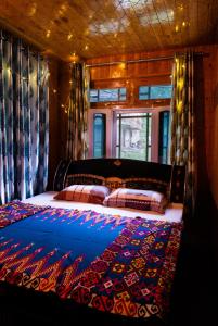 Postel nebo postele na pokoji v ubytování Serena by Xtastays - Deohari, Sainj Valley, Kullu