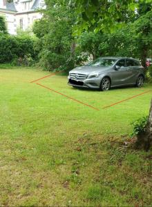 ein in einem Hof geparktes Auto mit roten Linien darum in der Unterkunft Appartement RDC Centre Cabourg in Cabourg + 6 Fotos