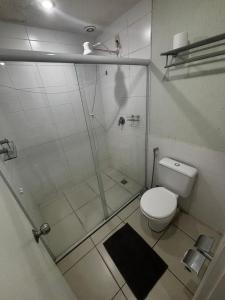 a bathroom with a shower and a toilet at Aldeia das Águas Village Flat Térreo in Barra do Piraí