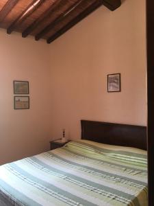 1 dormitorio con 1 cama en una habitación en La Casa del Monte d'Oro, en Collesano