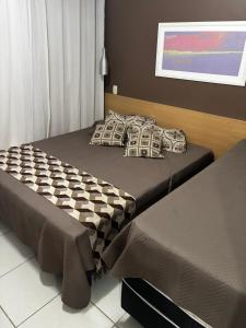 two beds sitting next to each other in a bedroom at Aldeia das Águas Village Flat Térreo in Barra do Piraí