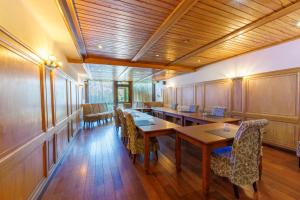 Logis Hôtel la Grassinais Saint-Malo的休息区