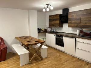 Η κουζίνα ή μικρή κουζίνα στο 3-Zimmer-Wohnung mit Terrasse in zentraler Lage