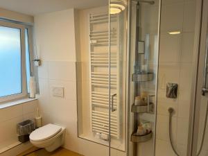 Ένα μπάνιο στο 3-Zimmer-Wohnung mit Terrasse in zentraler Lage +24 φωτογραφίες