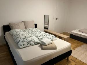 Ένα ή περισσότερα κρεβάτια σε δωμάτιο στο 3-Zimmer-Wohnung mit Terrasse in zentraler Lage