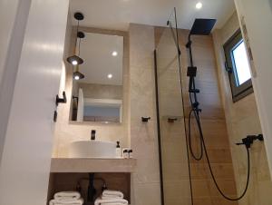 ein Badezimmer mit Waschbecken und Dusche in der Unterkunft Sun Elva in Glífa + 81 Fotos