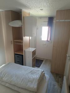 a small bedroom with a bed and a window at Mobile home in Fabras