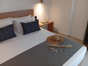 ein Schlafzimmer mit einem Bett, auf dem ein Hut liegt in der Unterkunft Sun Elva in Glífa