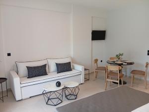 ein Wohnzimmer mit einem weißen Sofa und einem Tisch in der Unterkunft Sun Elva in Glífa