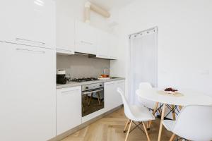 A kitchen or kitchenette at Paradise house - Oasis