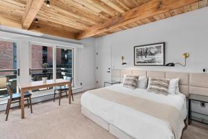 Postel nebo postele na pokoji v ubytování Aspen Square Condominium Hotel