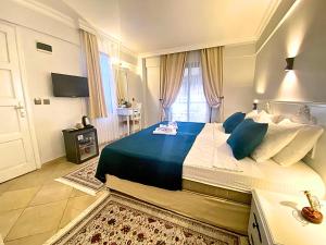 a bedroom with a large bed and a window at B&B Boutique Hotel in Dalyan