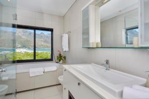 Ένα μπάνιο στο Villa Rhulani & Protea Suite - Luxurious Villa with Sea and Mountain Views, Pool & Inverter +113 φωτογραφίες