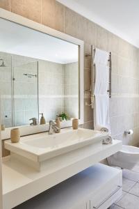 Ένα μπάνιο στο Villa Rhulani & Protea Suite - Luxurious Villa with Sea and Mountain Views, Pool & Inverter