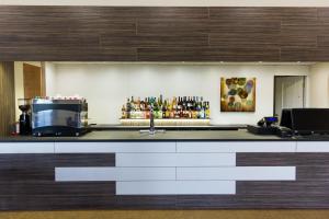 TV a/nebo společenská místnost v ubytování M1 Szekér Csárda Hotel és Étterem + 16 fotografií