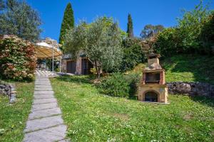 Taman di luar Casa Vinaria Lucca-Tuscany private pool new2024, exclusive use