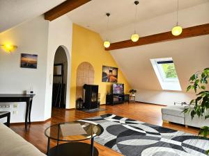 科赫姆Cochem Ferienwohnung Scheuer的客厅里有一张沙发和一张桌子。