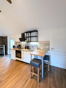 Kuchyň nebo kuchyňský kout v ubytování Lake & Bike Holidays Wüstenhain, Ferienhaus am Gräbendorfer See