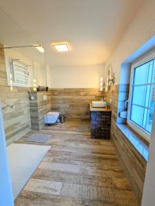 Koupelna v ubytování Lake & Bike Holidays Wüstenhain, Ferienhaus am Gräbendorfer See