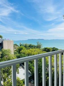 une vue sur l'océan depuis un balcon dans l'établissement Grand Florida Beachfront Pattaya, à Na Jomtien