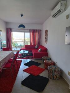 Χώρος καθιστικού στο Red Chalet