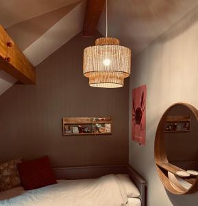 Postel nebo postele na pokoji v ubytování Five Trees Forest Home