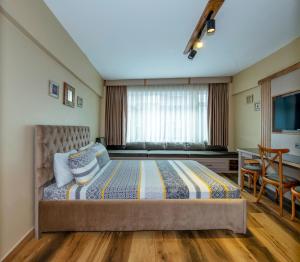 a bedroom with a large bed and a desk at Kadıköy Modern Loft & Equipped Stay in Istanbul