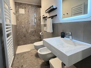 Et badeværelse på Moderno appartamento con giardino