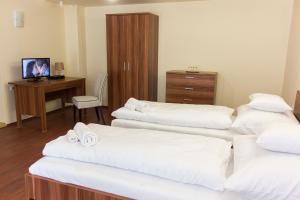 Postel nebo postele na pokoji v ubytování M1 Szekér Csárda Hotel és Étterem