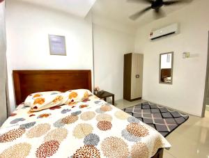 a bedroom with a bed and a ceiling fan at DrHomestay Casa Kayangan Meru Ipoh in Gua Sai +3 photos