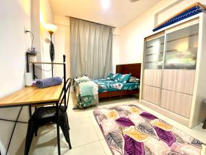 a room with a bed and a table and a desk at DrHomestay Casa Kayangan Meru Ipoh in Gua Sai