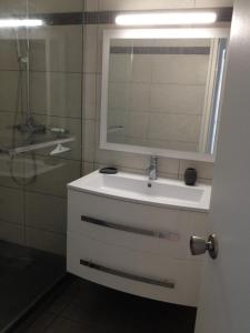 Koupelna v ubytování Les Marines Du Soleil + 17 fotografií