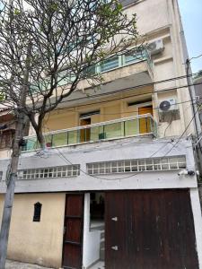 里约热内卢Hostel mundo的有木门和阳台的建筑