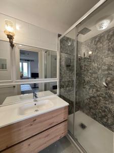 un baño con lavabo y ducha en Sormano Apartments - THE V Collection, en Sormano