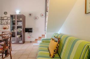 sala de estar con sofá verde y amarillo en Agriturismo il Montoto - Nature & Relax, en Castiglione della Pescaia