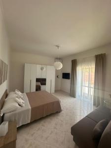 Un dormitorio grande con una cama y un sofá. en Elysium Guesthouse, en Nápoles 25 fotos más