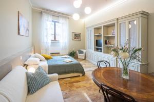 a living room with a bed and a table at Atelier Salvetti in Colle di Val d'Elsa