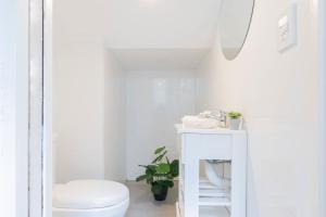 Et badeværelse på MOT Thames 'C' - 4 Bd Pool & BBQ