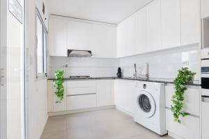 Køkken eller tekøkken på MOT Thames 'C' - 4 Bd Pool & BBQ + 13 billeder