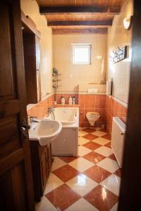 Ένα μπάνιο στο Rodino gnijezdo guesthouse