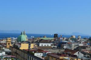 vistas a una ciudad con edificios en Nel Cuore di Parthenope, en Nápoles