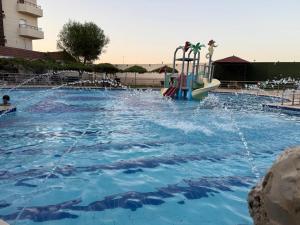 延布شاطئ الأحلام للشقق المخدومة的带有滑梯的游泳池