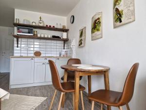 Una cocina con una mesa y sillas de madera. en Apartmán Mour, en RejÅ¡tejn 19 fotos más