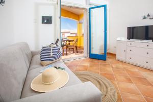 Μια τηλεόραση ή/και κέντρο ψυχαγωγίας στο LEONE FLAT VII & Private Terrace with SEA VIEW