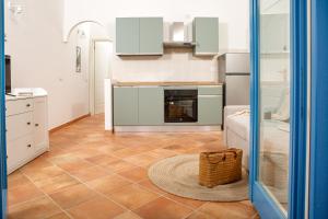 Η κουζίνα ή μικρή κουζίνα στο LEONE FLAT VII & Private Terrace with SEA VIEW