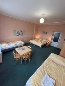 Letto o letti in una camera di Hotel Koruna